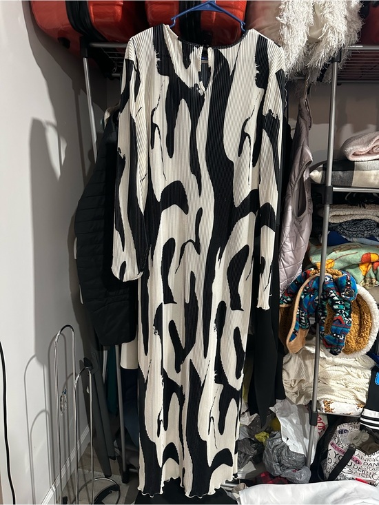 SHEIN Dresses & Skirts - SHEIN Black & White Pleated Abstract Midi Dress